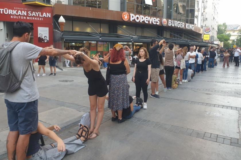 Fotoğrafta insanlar bedenleriyle harfler oluşturarak 'durduracağız' yazdığı görülüyor