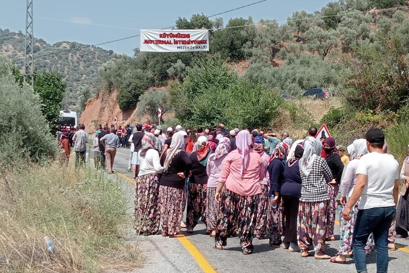 Aydın Mezeköy'de köylülerin JES şirketine karşı direnişi esnasında çekilen bir fotoğraf.