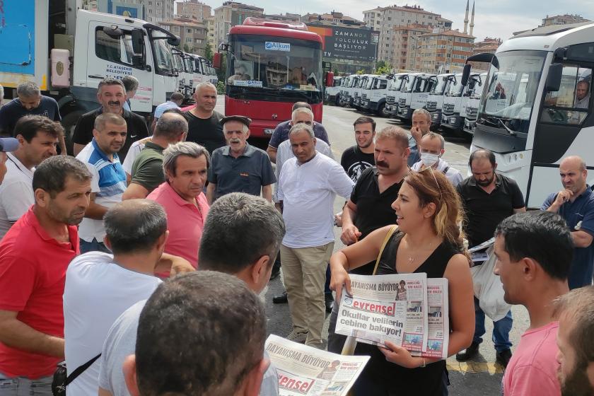 Kadıköy ve Ataşehir belediye işçilerine Evrensel dağıtılıyor.