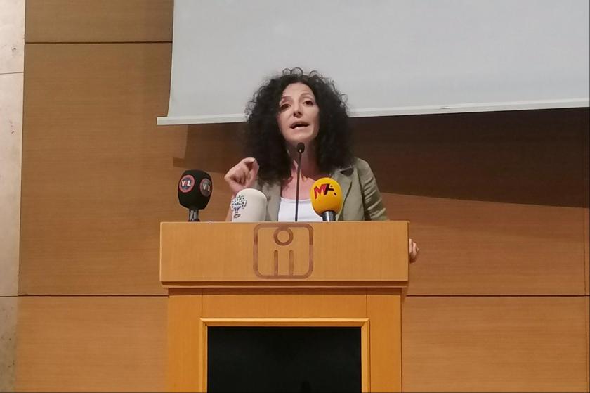 Özge Akman, 'Hafıza, Hakikat, Hesaplaşma' başlıklı konferansta konuşmasını yaparken.