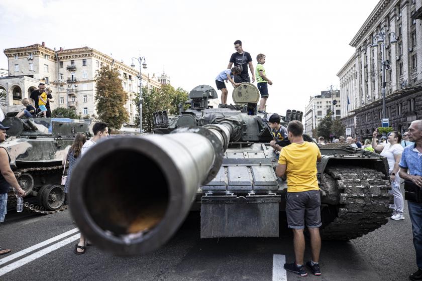 Ukrayna, savaşta ele geçirdiği Rusya'ya ait zırhlıları Kiev'de sergilerken.