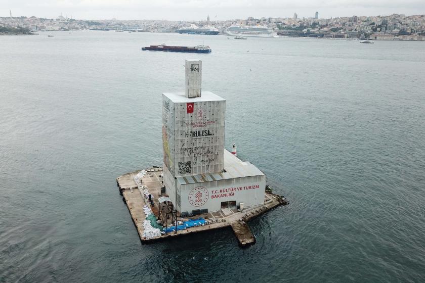 Restorasyon çalışmaları süren Kız Kulesi'nin görünümü.