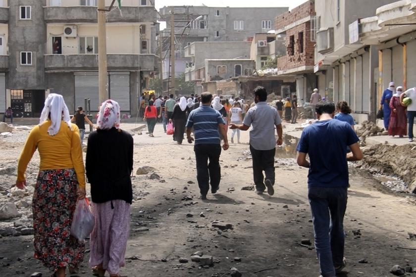 Şırnak'ın Cizre ilçesinde uygulanan sokağa çıkma yasaklarının ardından bir mahallenin görüntüsü