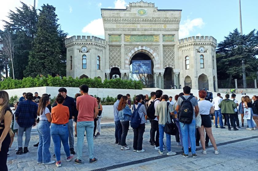 İÜ'de protesto için toplanan öğrenciler