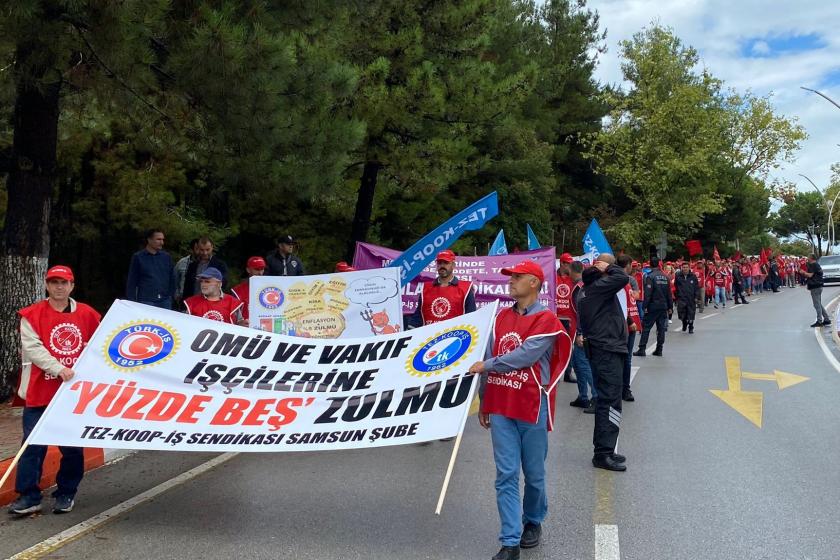 ellerinde pankart tutan işçiler