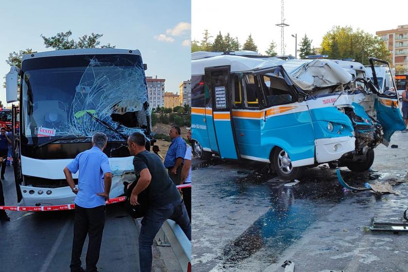 Kaza yapan vestel servisi ve yolcu minibüsü