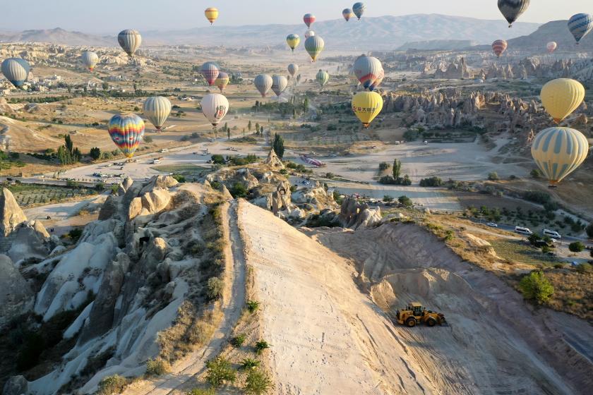 Kapadokya yol çalışmasında iş makineleri peri bacaları arasında çalışıyor.