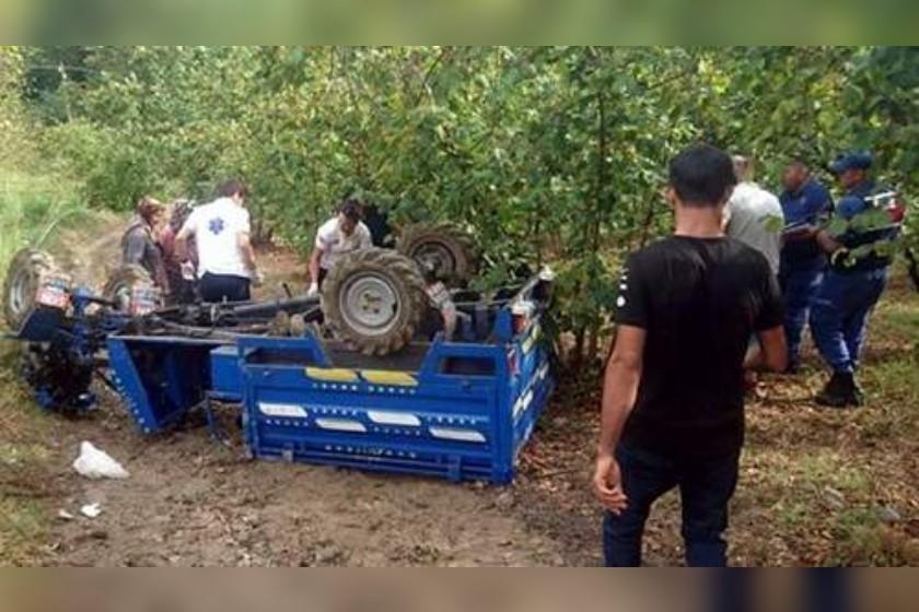 Traktörün küçük boytlarında olan tarım aracı devrilmiş halde