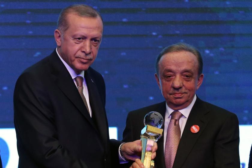 Cumhurbaşkanı Erdoğan, Cengiz Holding patronu Mehmet Cengiz'e ödül veriyor