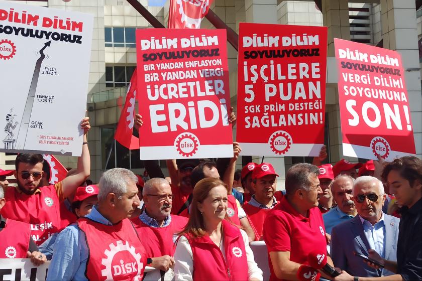 Seyit Aslan ve Arzu Çerkezoğlunun ön planda yer aldığı, dilim dilim soyuluyoruz pankartlarının bulunduğu kalabalık