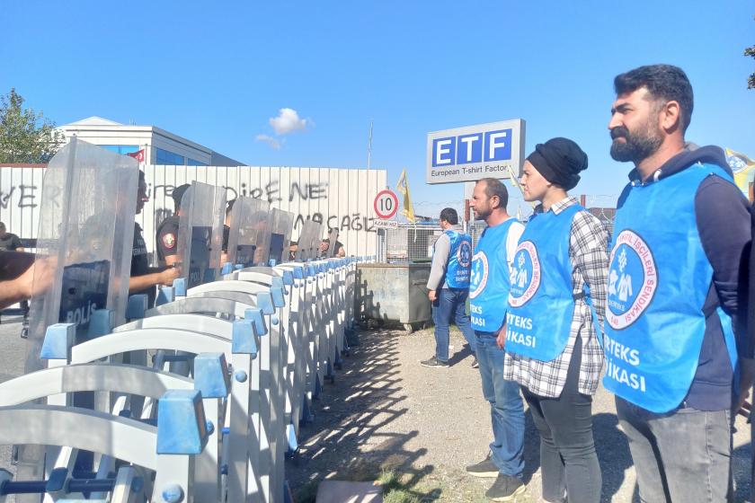 işçiler polis barikatı önünde bekliyor