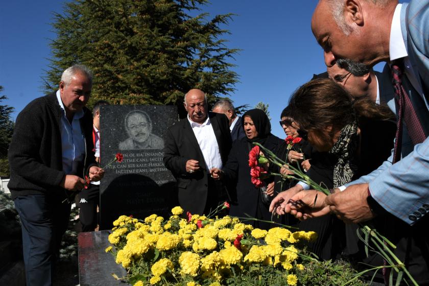 Neşet Ertaş'ın ölümünün 10. yıl dönümünde mezarı başında düzenlenen anma töreninden bir fotoğraf.