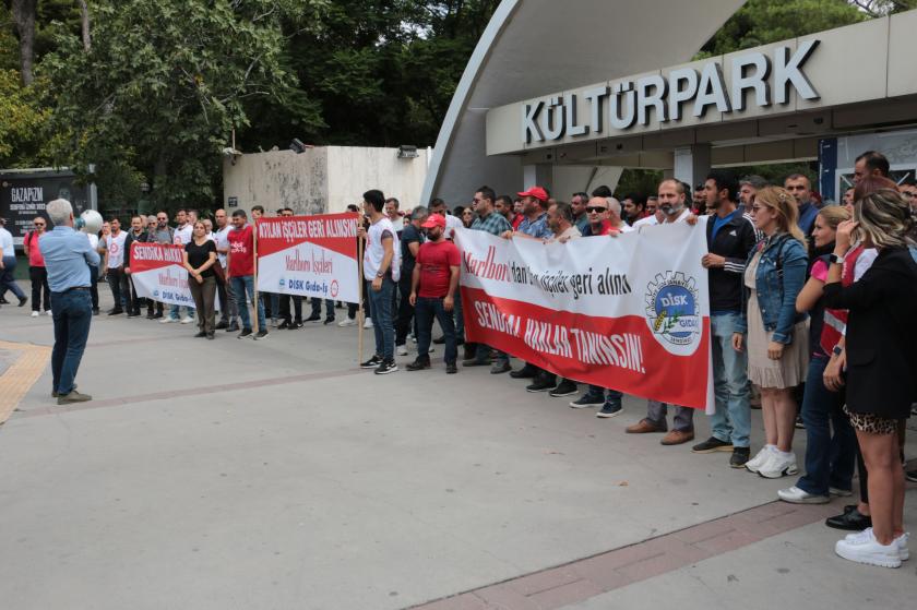 Marlboro şirket önünde eylem yapan işçiler