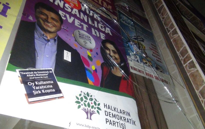 Bursa'da HDP seçim bürosuna taşlı saldırı