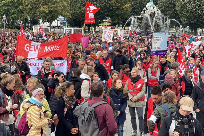 Berlin'de uyarı grevine çıkan öğretmenler