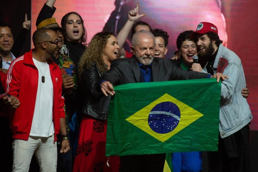 Luis Inacio Lula da Silva miting de bayrak tutuyor