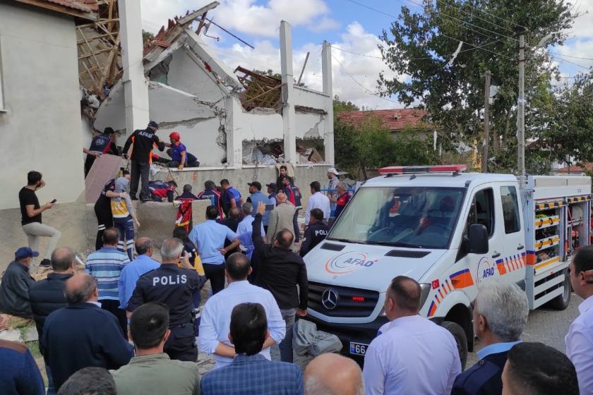 patlama sonucu yıkılan bina enkazı, AFAD aracı ve görevlileri, evin etrafındaki kalabalık