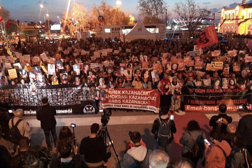 Meydanda toplanan yüzlerce kişi ellerinde pankart ve dövizlerle duruyor