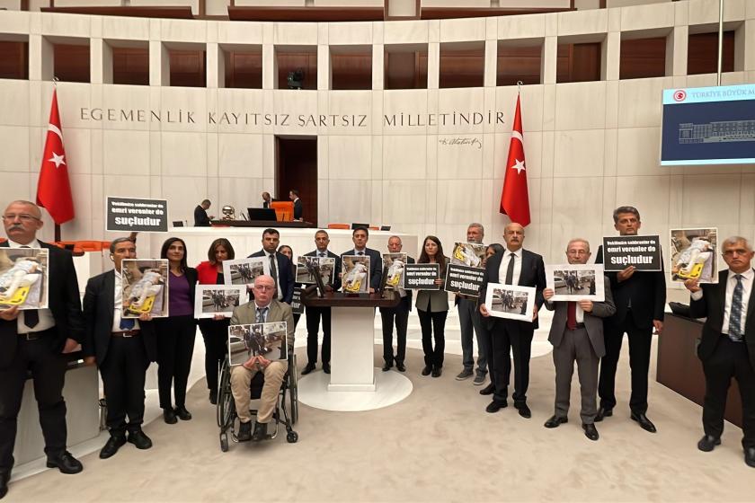 ellerinde Habip Eksik'in fotoğrafları bulunan HDP'li vekiller meclis kürsüsü önünde