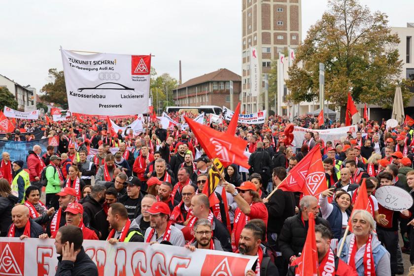 Almanya'da yürüyüş düzenleyen metal işçileri