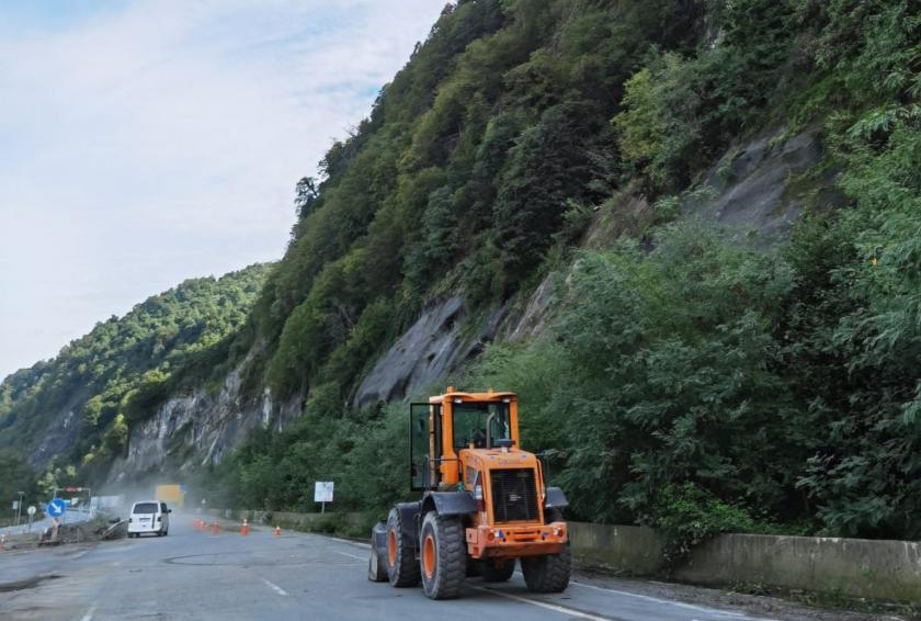 Karadeniz sahil yolunda heyelan