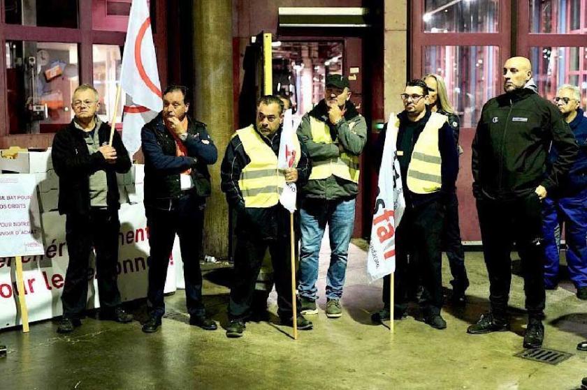 İsviçre'de greve giden emekçiler