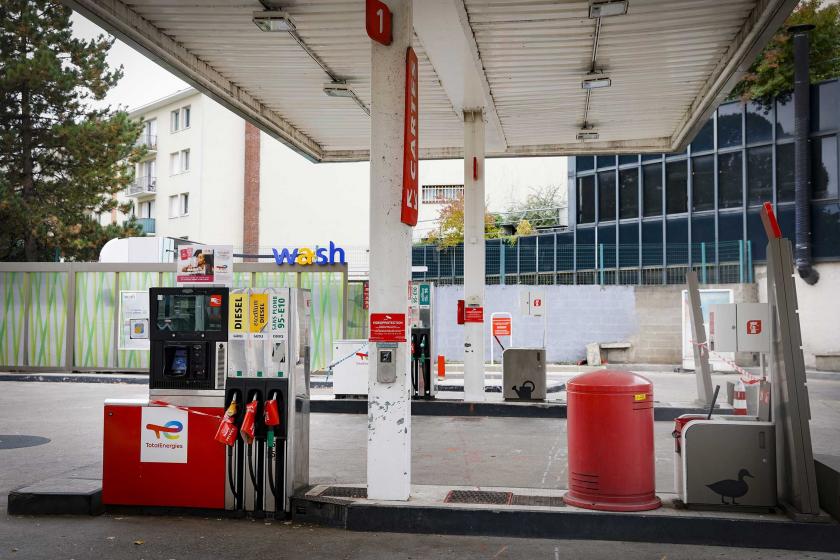 Fransa'da petrol işçilerinin grevi sebebiyle kullanım dışı kalan bir akaryakıt istasyonu 