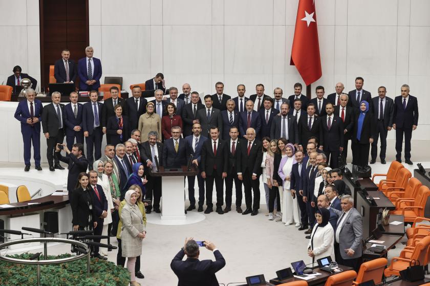 sansür yasasını onaylayan akp ve mhp milletvekilleri toplu foto