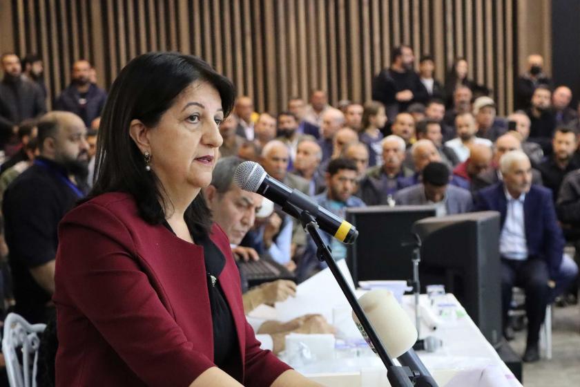 Pervin Buldan kürsüde konuşma yaparken