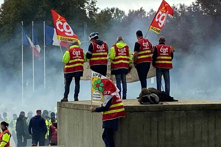 Fransa'da greve çıkan işçiler