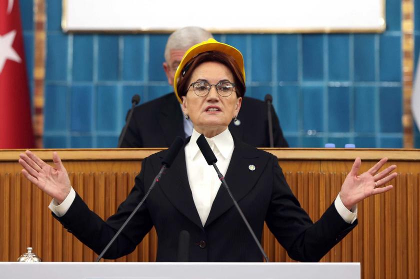 Meral Akşener, Mecliste baretle konuşma yaparken