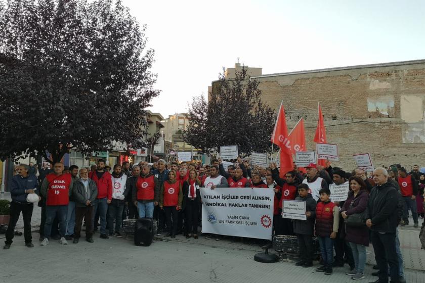 Yasin Çakır Un Fabrikası işçileri, merkez satış ofisi önünde basın açıklaması yaptı