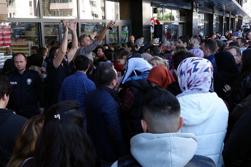 Mağazada indirimli satışta izdiham yaşandı.