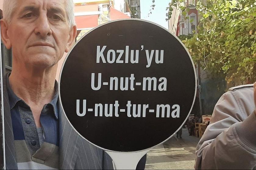 Elinde 'Kozlu'yu unutma unutturma' yazılı döviz tutan bir erkek