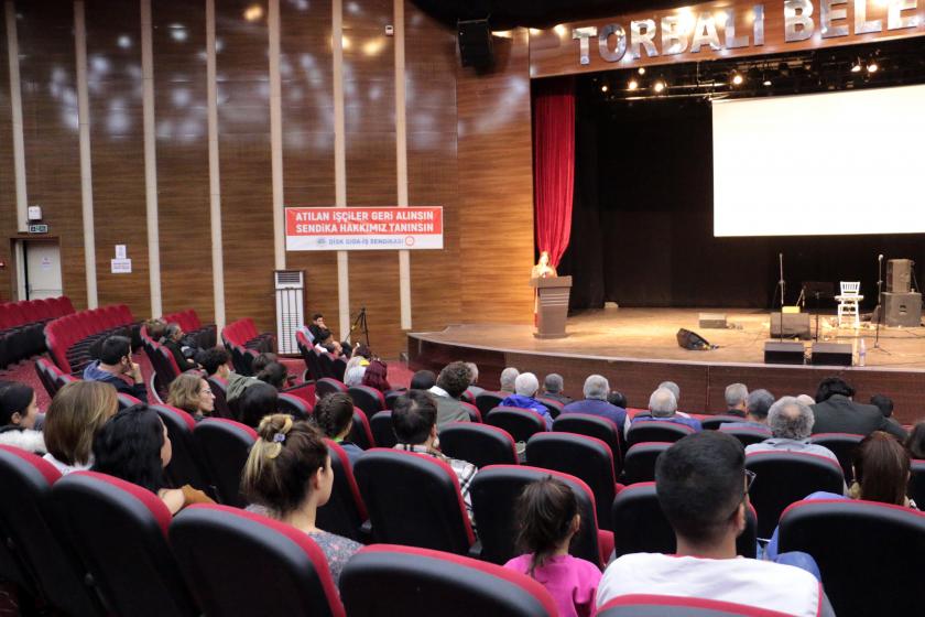 Sendikal hakları için mücadele eden Marlboro işçileriyle dayanışmak için İzmir'de düzenlenen etkinlikten bir fotoğraf.