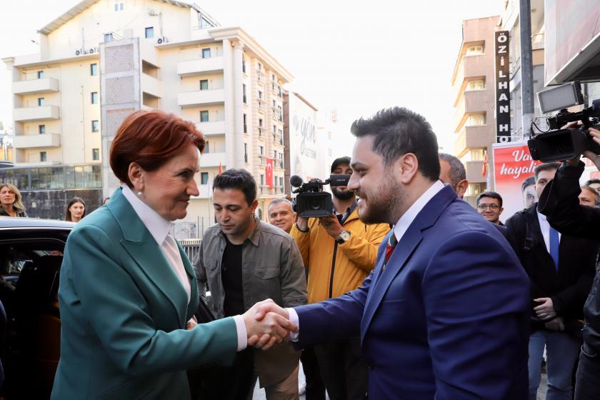 Meral Akşener ve Hüseyin Baş el sıkışırken