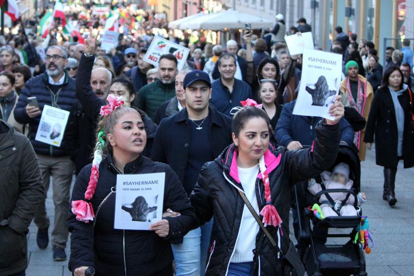 Norveç'te düzenlenen Mahsa Amini eylemine katılanlar