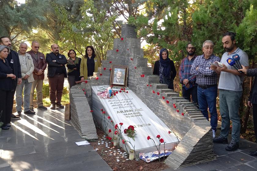 Arjen Ari mezarı başında anıldı