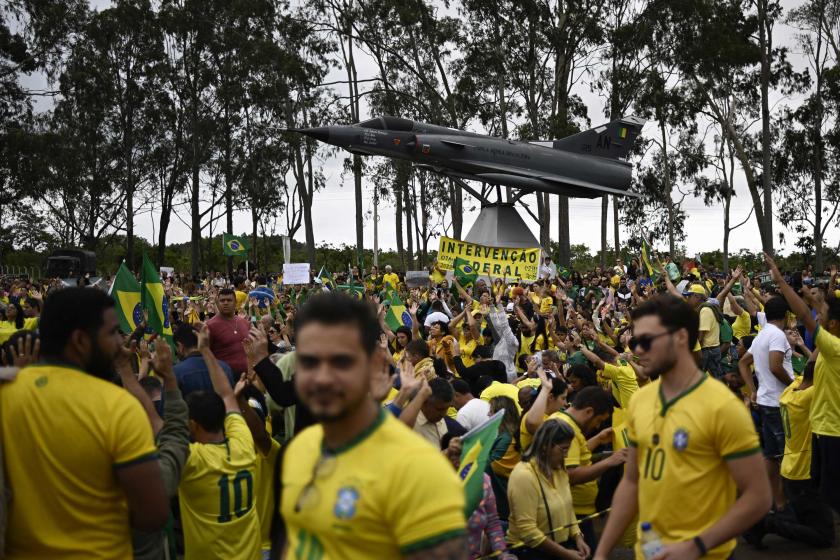 Brezilya'da Jair Bolsonaro destekçileri askeri yerleşimde eylem yaparken