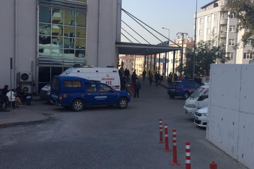 Hastane önünde bekleyen ambulans ve jandarma aracı