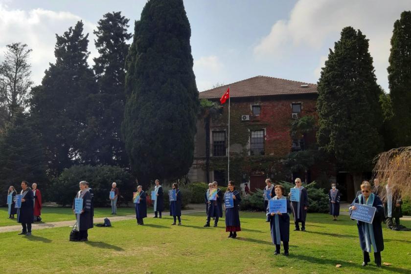 Boğaziçi Üniversitesi akademisyenleri arkalarını 452. kez rektörlük binasına döndü