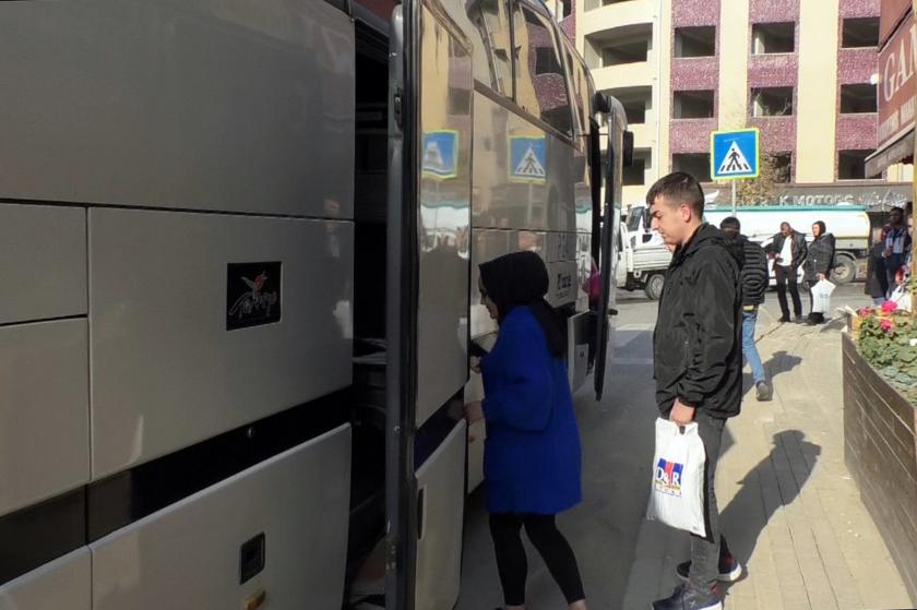 Gebze'de işe gitmek için servis bekleyen işçiler.