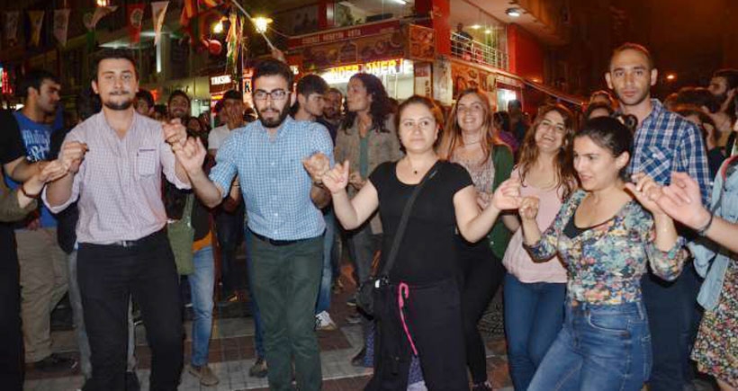 Kadıköy'de 'Bizler HDP bizler Meclis'e' sloganı yükseliyor