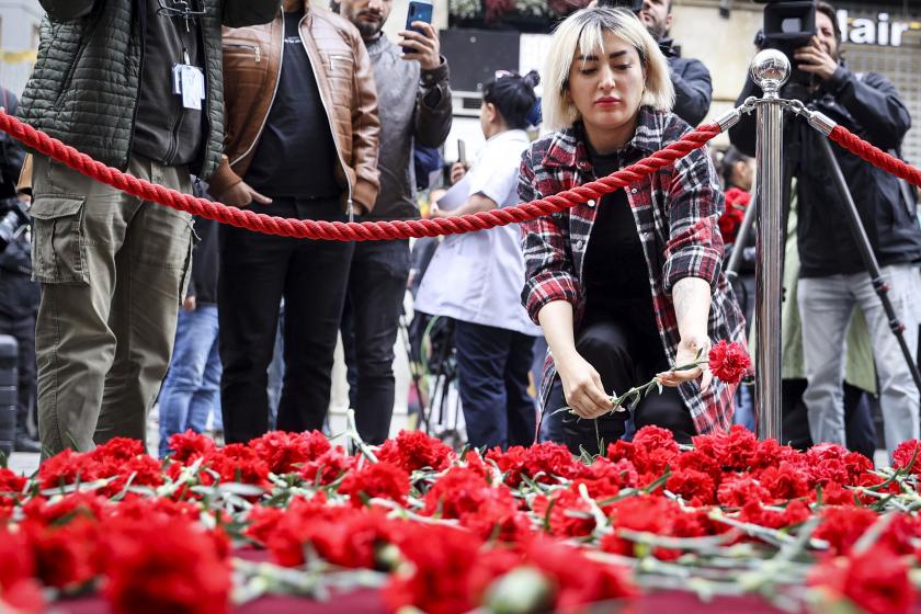 İstiklal'de patlamanın yaşandığı yere karanfil bırakıldı.