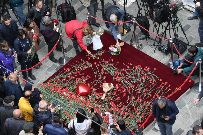 İstiklal Caddesi'nde bombalı saldırının yaşandığı alana bırakılan çiçekler