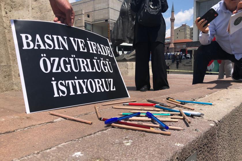 Basın ve ifade özgürlüğü istiyoruz yazılı döviz