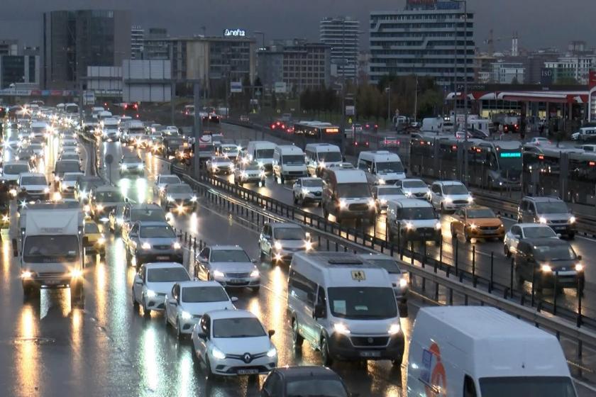 İstanbul'da yağış trafikte yoğunluğa neden oldu.