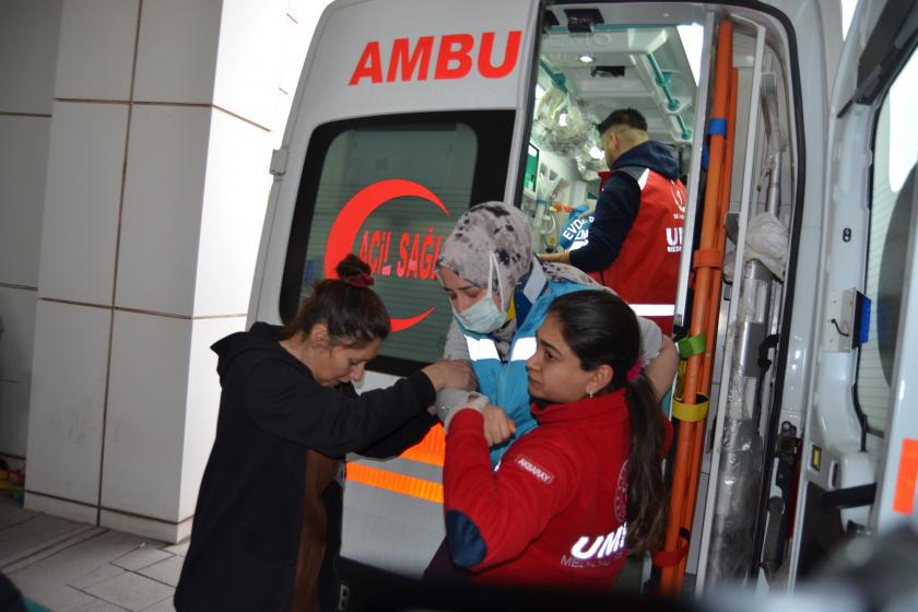 Ambulanstan çıkarılan bir yaralı