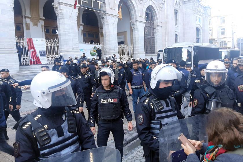 Postane önünde polis müdahalesi