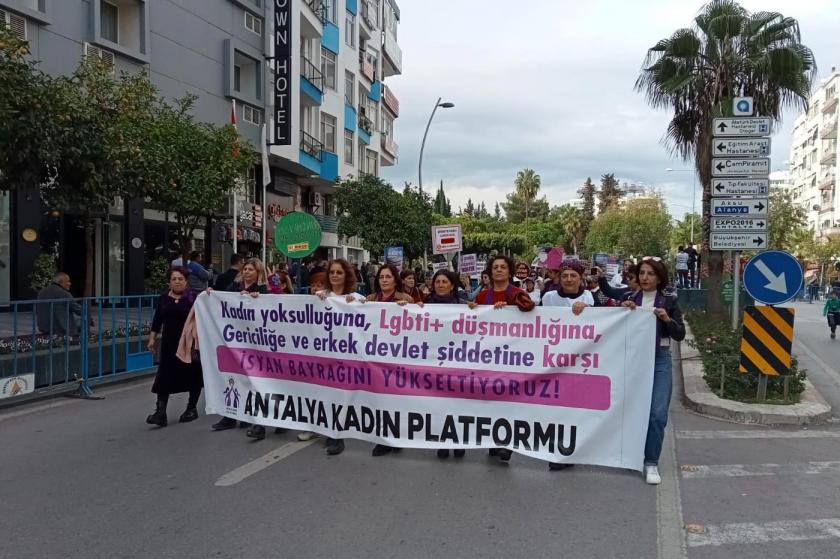 Antalya'da kadınların 25 Kasım Kadına Yönelik Şiddetle Mücadele Günü'nde yaptıkları yürüyüş ve açıklamadan bir fotoğraf.